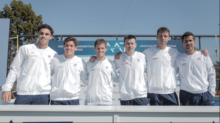 Francisco Cerúndolo, Sebastián Báez, Diego Schwartzman, el capitán Guillermo Coria, Horacio Zeballos y Máximo González. Foto Omar Rasjido/Prensa AAT