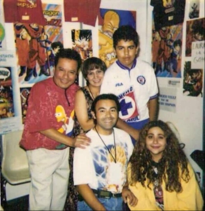 Mario Castañeda junto a Humberto Vélez, la voz de Homero Simpson; Laura Torres, la de Gokú de niño y Marina Huerta, de Bart Simpson. Foto: Instagram Mario Castañeda.
