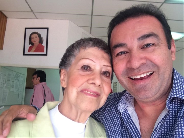 Mario Castañeda junto a Gloria Rocha, la directora que le ofreció el papel de Gokú en Dragon Ball.