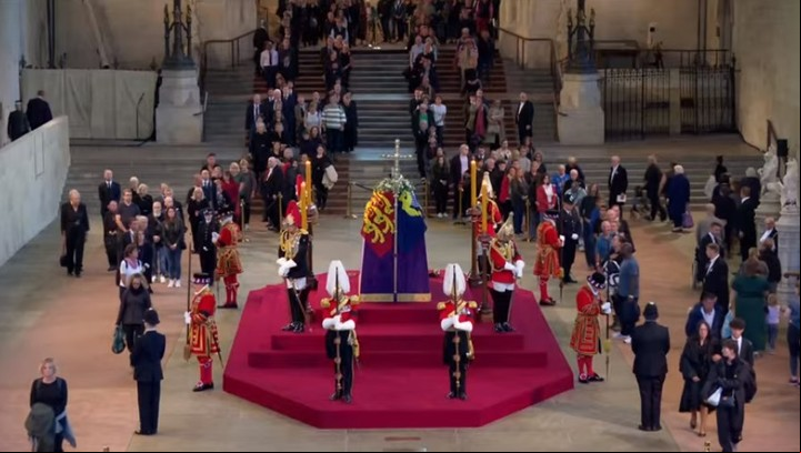 Minutos antes de las 13:30 comenzó a desfilar la gente para despedir a la Reina Isabel II