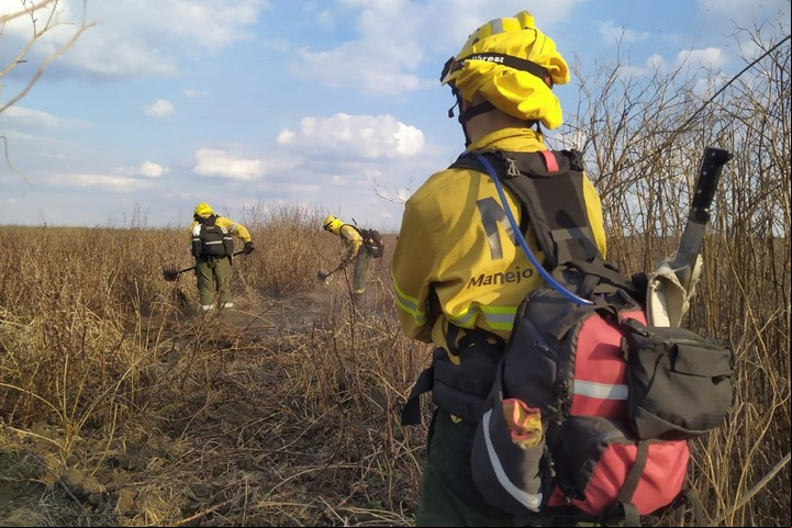 Brigadistas trabajando en los incendios del Delta. Foto EFE