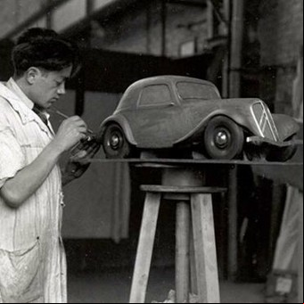Un amor clandestino y una fuga a París: la increíble historia que dio origen al mítico 2CV