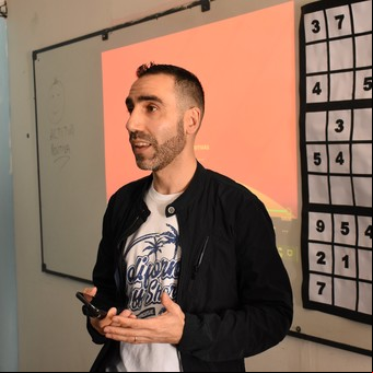 Enseñar a través del juego: creó un canal de YouTube donde comparte sus clases de matemática con sus estudiantes y colegas