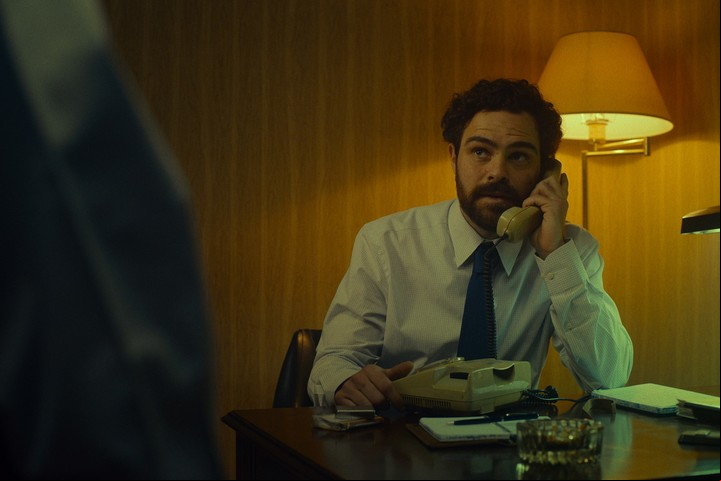 Peter Lanzani en una escena clave: Luis Moreno Ocampo, que proviene de una familia de militares, habla con su madre.