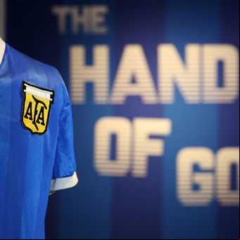 La camiseta que usó Diego Maradona para marcarle los goles a Inglaterra será exhibida en Qatar 2022
