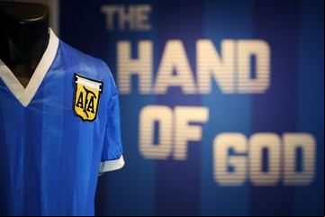 La camiseta que usó Diego Maradona para marcarle los goles a Inglaterra será exhibida en Qatar 2022