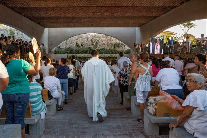 El recorrido hacia el altar genera una sensación de increyente intimidad, siempre en relación con el entorno. Foto Sandra Pereznieto