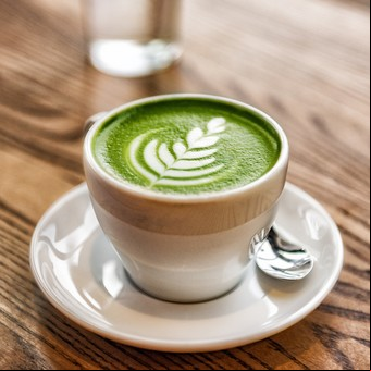 La poderosa forma de preparar té matcha para adelgazar