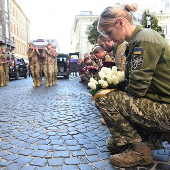 Guerra Rusia-Ucrania: lo que se siente en un funeral callejero en Lviv
