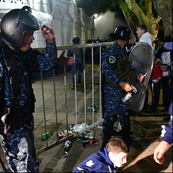 Incidentes en Gimnasia-Boca: La Cámpora repudió "la represión ejercida por la Policía Bonaerense"