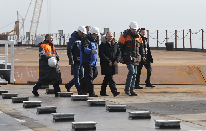 En marzo de 2018, Putin inspecciona la construcción de la carretera del puente y la vía férrea sobre el estrecho de Kerch. Foto: AFP
