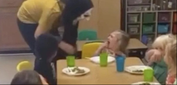 Despiden a las maestras de una guardería por asustar a los niños