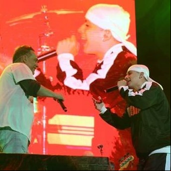 Trueno subió a rapear con los Fabulosos Cadillacs en México