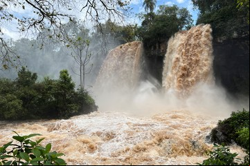 Se subió a una baranda de las Cataratas del Iguazú y cayó al vacío: está desaparecido