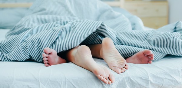 Tuvo una cena romántica con su novia y murió mientras tenían sexo en su casa