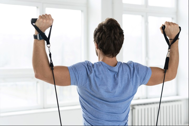 Los ejercicios con bandas elásticas aumentan la masa muscular Foto Shutterstock.