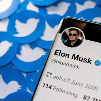 Elon Musk tuiteó un video entrando a la sede de Twitter con un lavatorio