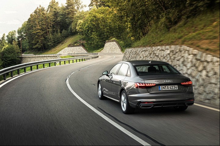 La nueva firma lumínica del Audi A4 le da un toque de sofistivcación.