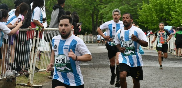 En la previa del Mundial de Qatar 2022, más de 12 mil runners corrieron una eco-maratón con camisetas de Argentina