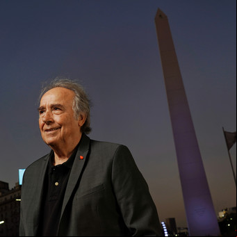 Serrat ya está en Argentina y dio una gran conferencia de prensa: "Le daría un Premio Nobel a Silvio, Chico y Joaquín"