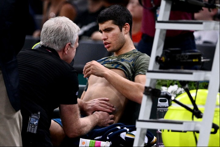 Alcaraz no estará en Turín por la lesión abdominal que sufrió en París. Foto Christophe ARCHAMBAULT / AFP)