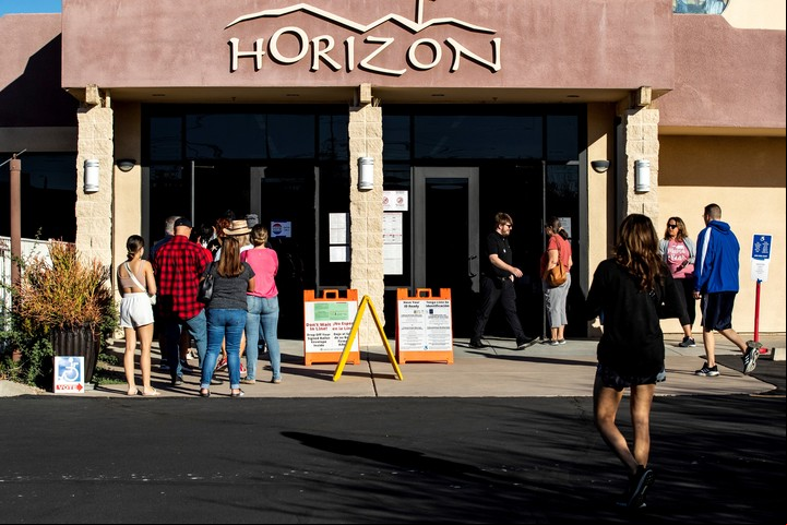 En una iglesia de Phoenix, Arizona, el voto para estas elecciones. Foto EFE