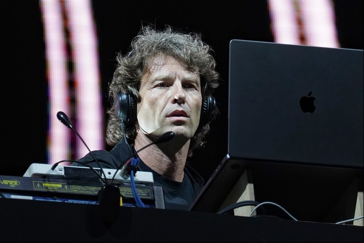 Hernán Cattaneo suele tocar seis horas, arrancando al atardecer y siguiendo durante la noche. Foto: Martín Bonetto