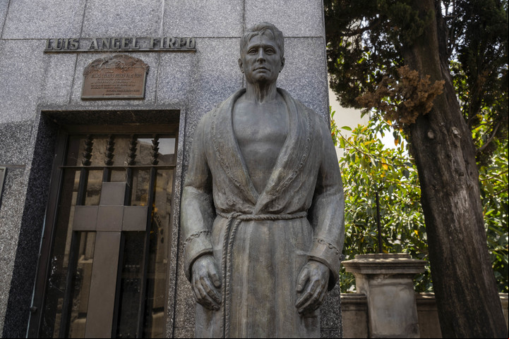 La bóveda donde están los retos de Luis Angel Firpo. El único deportista que tiene una escultura que lo recuerda en el cementerio de la Recoleta. Foto: Andres D'Elia