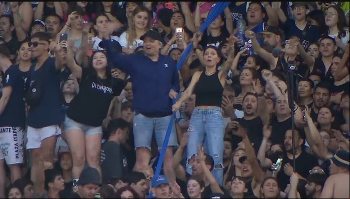 El diputado Máximo Kirchner y la intendenta Mayra Mendoza parados en el para avalancha. Foto captura de TV