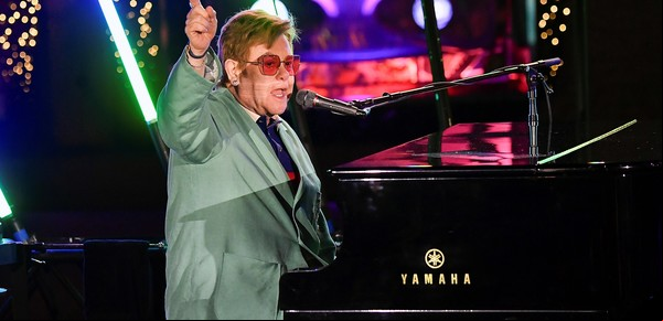 Elton John tocó en la Quinta Avenida, para una tienda que donará un millón de dólares a su fundación