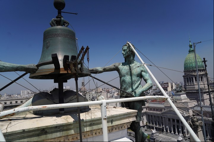 Uno de los autómatas. A la altura de la cintura, la figura gira y simula golpear la campana. A la derecha, el Palacio del Congreso. Foto Guillermo Rodriguez Adami