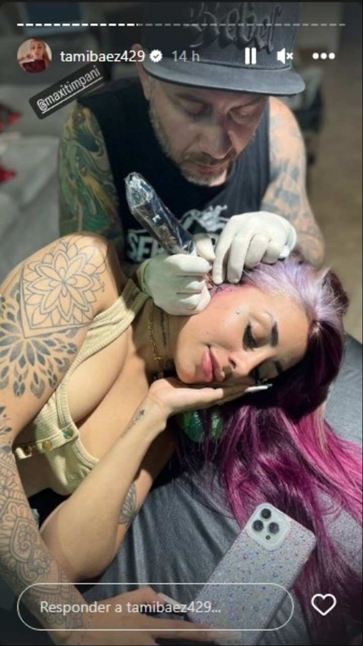 La joven se hizo dos nuevos tatuajes.