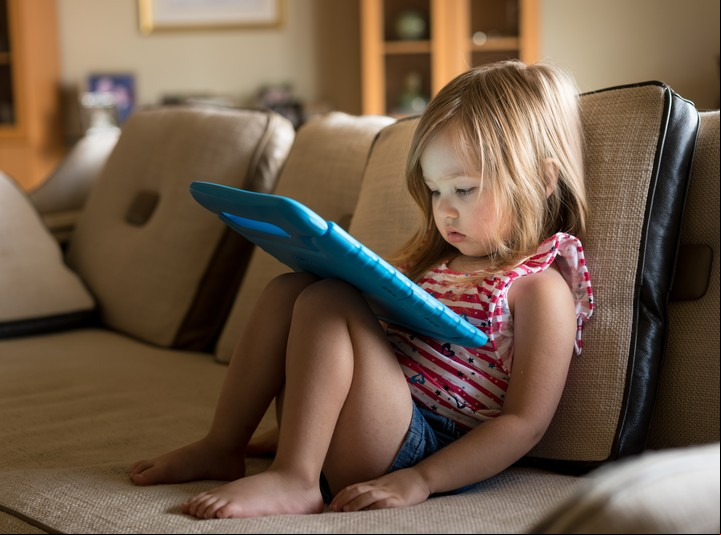 Lezaeta: “Muchas veces el uso excesivo de pantallas tiene más que ver con no saber qué hacer que con el interés en la tecnología”. Foto ilustración Shutterstock.