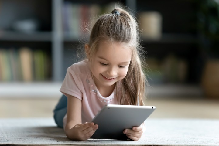 "El uso excesivo de dispositivos genera consecuencias en el desarrollo integral de los niños", dijo Lezaeta. Foto ilustración Shutterstock.