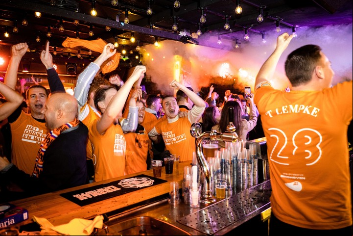 Festejo de hinchas holandeses en Eindhoven. (EFE)