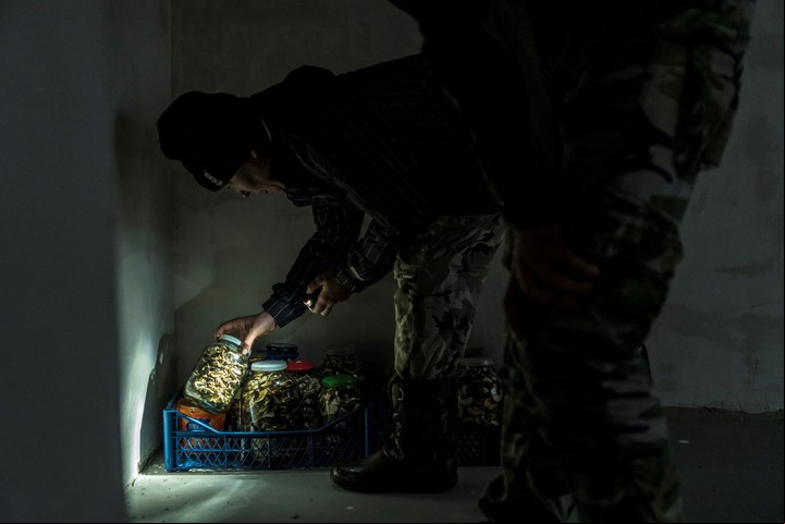 Yana y Dmytro Poyedynok con frascos de hongos en su casa en Stoyanka, Ucrania. (Brendan Hoffman/The New York Times)