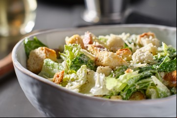 La receta de la verdadera ensalada César, el origen de su nombre, la versión saludable y con pollo