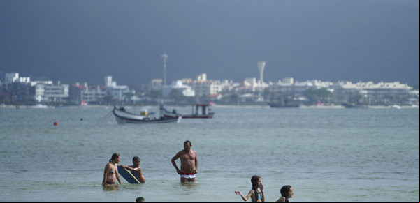 Florianópolis: hay alerta por una "epidemia" de diarrea y la mitad de las playas no son aptas para meterse al agua