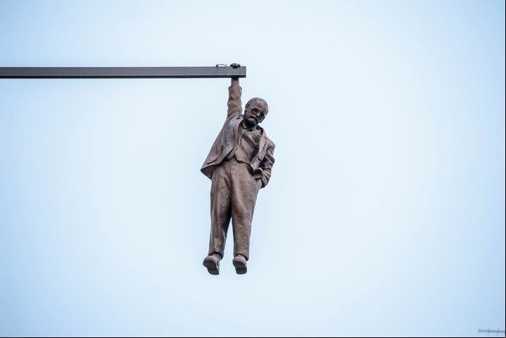 Una estatua de Sigmund Freud pendiendo de una viga en Praga.
