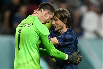 "Irradiás incertidumbre y eso contagia al equipo": la cruda charla entre Modric y el arquero de Croacia que tapó cuatro penales en Qatar