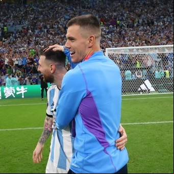 Lo Celso apareció en la cancha para festejar con Messi y su 'hermano' De Paul el pase de la Selección Argentina a la final del Mundial de Qatar 2022