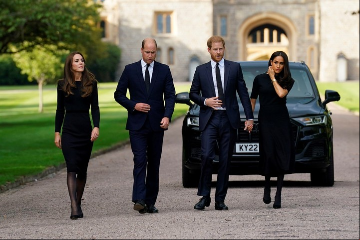 Desde la izquierda, Kate, la princesa de Gales, el príncipe Guillermo, el príncipe de Gales, el príncipe Harry y Meghan, la duquesa de Sussex caminan para reunirse con del público en el Castillo de Windsor, luego de la muerte de la reina Isabel II, en Windsor, Inglaterra, el sábado 10 de septiembre de 2022. Kirsty O'Connor/ AP
