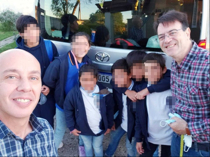Toda la familia en el primer día de clases de los niños y niñas en Córdoba. Foto gentileza.