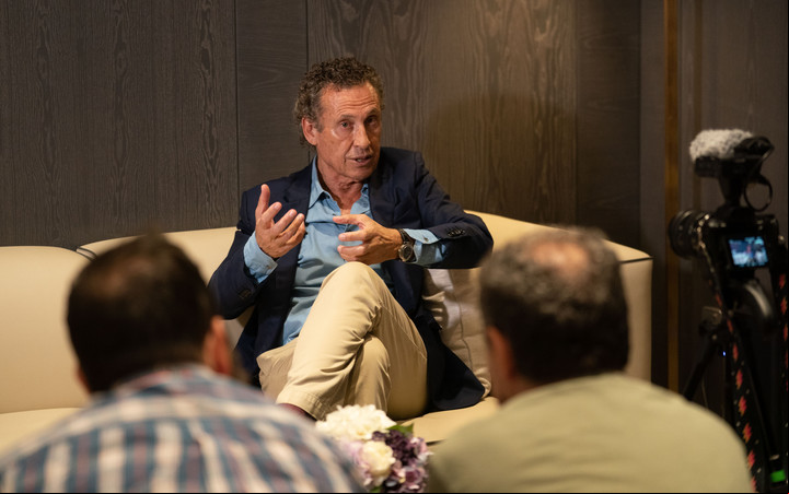Valdano habla de fútbol y seduce con cada uno de sus conceptos. Foto: Fernando de la Orden / Enviado Especial.