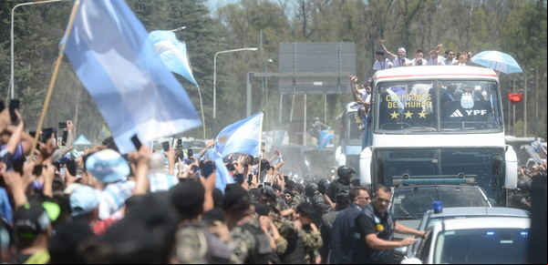 Clarín en la caravana de la Scaloneta: la espera de los hinchas y el primer o con los Campeones del Mundo
