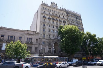 Un rincón veneciano en un palacio porteño, con su reloj de autómatas que tocan la campana para dar la hora