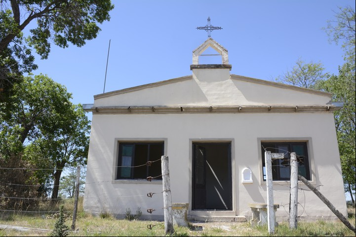La capilla, que estaba a medio terminar cuando compraron el pueblo.  Foto Mauricio Nievas