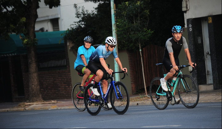 Los ciclistas podrán entrenar en la pista en vez de convivir con peatones en las calles aledañas al Parque Sarmiento. Foto Germán García Adrasti