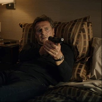 Es la película más vista en Netflix, y Liam Neeson es irrompible en Luz negra