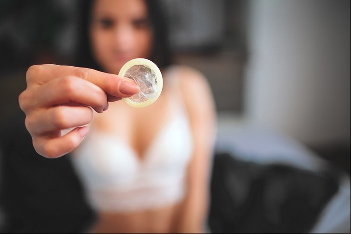 Al abrir el preservativo se debe evitar hacerlo con tijera o dientes. Foto ilustración Shutterstock.